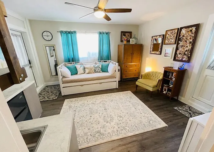 Coastal Chic Suite With Kitchenette And Private Entrance