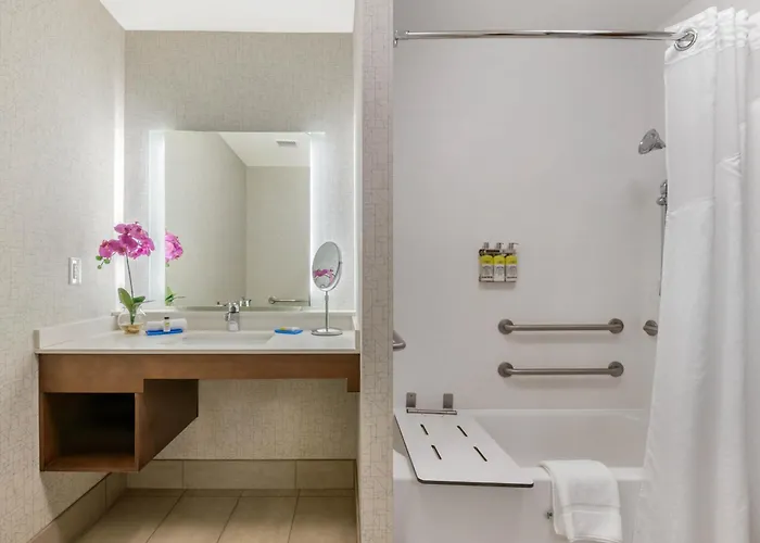 Holiday Inn Express & Suites - St. Petersburg - Madeira Beach By Ihg